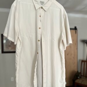 Relaxed fit, embroidery of game fish, untucked color: stone.